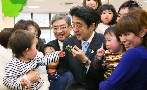 安倍总理为了把握东日本大地震的复兴情况访问了福岛县。