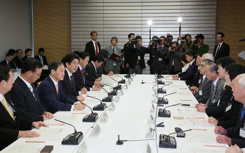 安倍总理在总理大臣官邸召开了中央防灾会议。