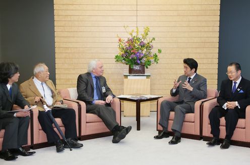 安倍总理在总理大臣官邸接受了推进ILC(国际直线对撞机)国际合作组织的负责人林恩•埃文斯的拜会。