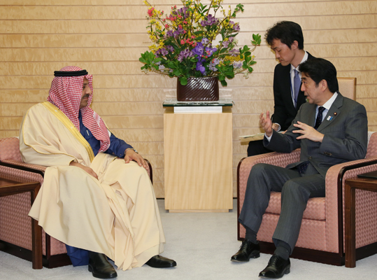 安倍总理在总理大臣官邸接受了沙特阿拉伯王国哈立德•本•苏尔坦亲王殿下的拜会。