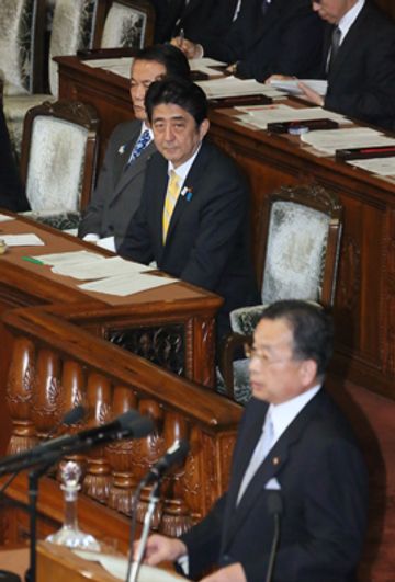 安倍总理上午出席了众议院预算委员会，下午出席了众议院全体会议。