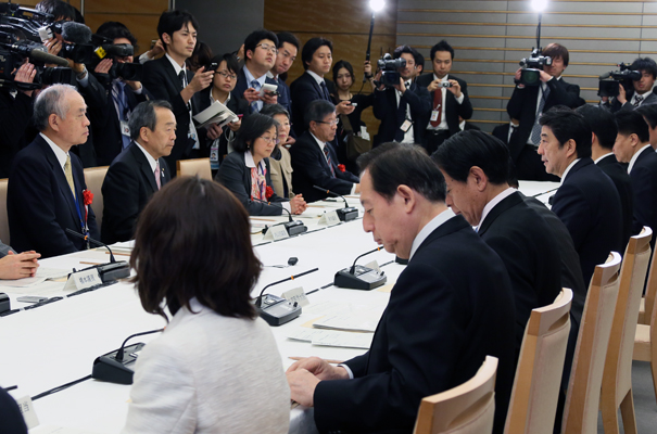 安倍总理在总理大臣官邸召开了2013年第二次综合科学技术会议。