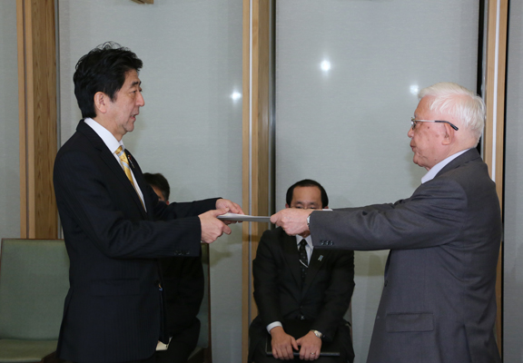 在总理大臣官邸召开的众议院议员选区划分审议会议上，对安倍总理提出了“有关众议院小选区选出议员的选区修正案的劝告”。