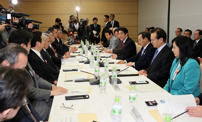 安倍总理在总理大臣官邸召开了第三次有关设立国家安全保障会议的有识之士会议。