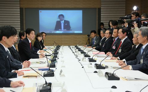安倍总理在总理大臣官邸召开了第五次产业竞争力会议。