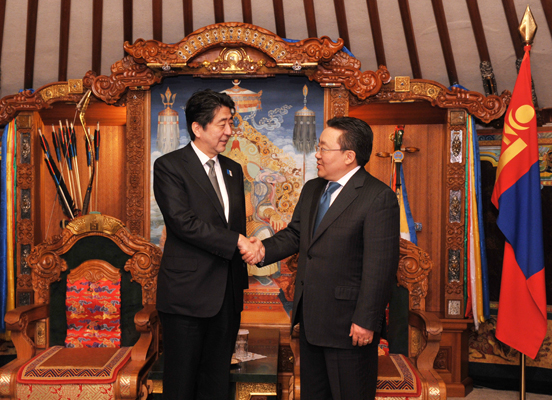 安倍总理访问了去年迎接建交四十周年的蒙古国。