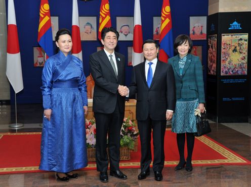 安倍总理访问了去年迎接建交四十周年的蒙古国。