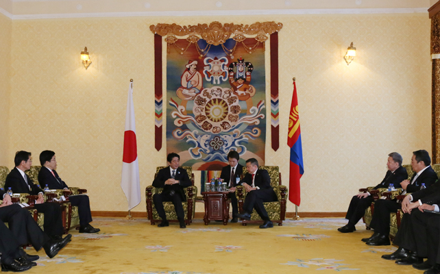正在访问蒙古国首都乌兰巴托的安倍总理与国家大呼拉尔主席赞达呼•恩赫包勒德举行了会谈。