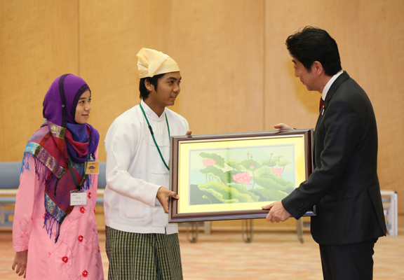 安倍总理在总理大臣官邸接受了参加21世纪东亚青少年大交流计划（JENESYS）2.0来自东盟国家的第一批青少年的拜访。