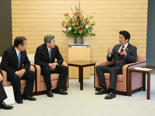 安倍总理在总理大臣官邸接受了日蒙议员联盟的拜会。