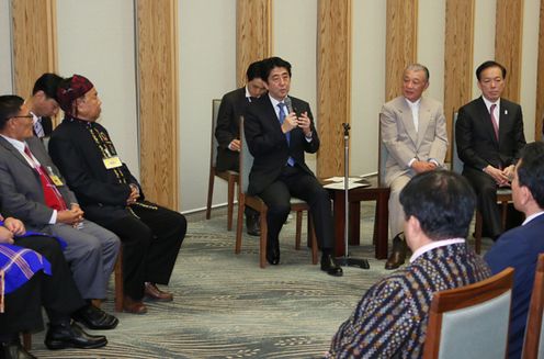 安倍总理在总理大臣官邸接受了缅甸国民和解担当日本政府代表笹川阳平及缅甸少数民族代表的拜会。