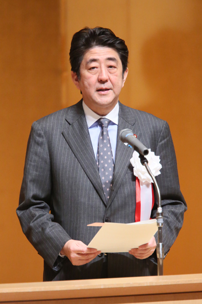 安倍总理出席了在东京都内举行的第四十七次国家公务员联合初任培训的开课仪式，并作了训示。