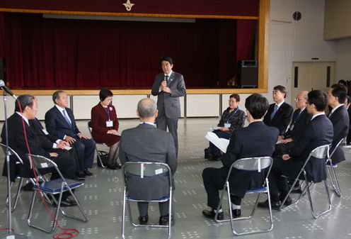 安倍总理为了把握东日本大地震的复兴情况访问了岩手县。