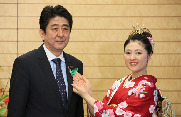作为“绿色羽毛佩带活动”的一环，安倍总理在总理大臣官邸接受了樱花公主的拜访。