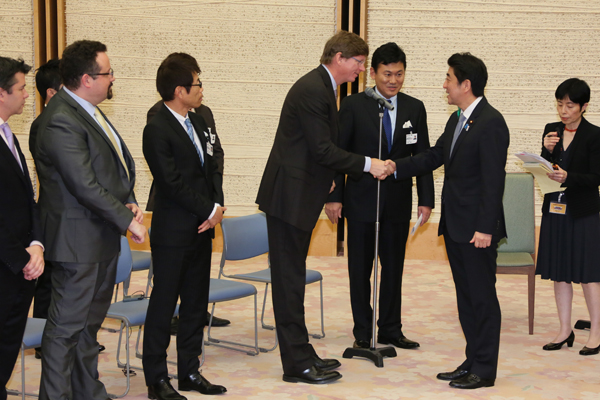 安倍总理在总理大臣官邸接受了新经济峰会2013出席者的拜会。