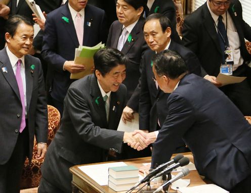安倍总理上午出席了众议院预算委员会，下午出席了众议院全体会议。