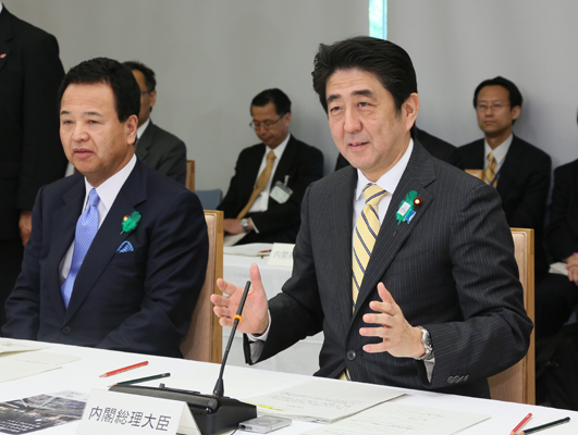安倍总理在总理大臣官邸召开了第八次经济财政咨询会议。