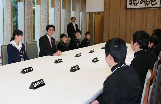 安倍总理对参加总理大臣官邸及公邸特别参观活动的福岛县南相马市的中学生表示了欢迎。