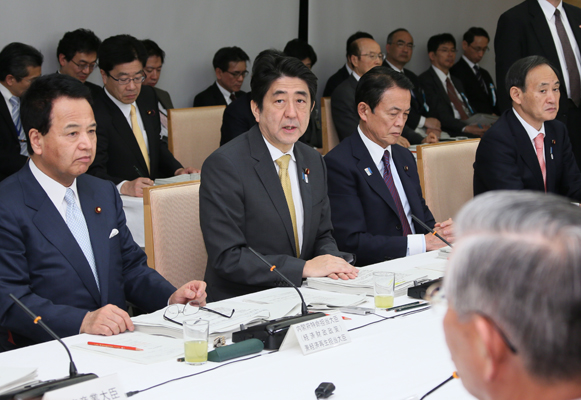 安倍总理在总理大臣官邸召开了第九次经济财政咨询会议。