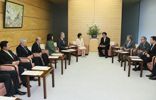 安倍总理在总理大臣官邸接受了有关促进北方领土归还的政府要求。