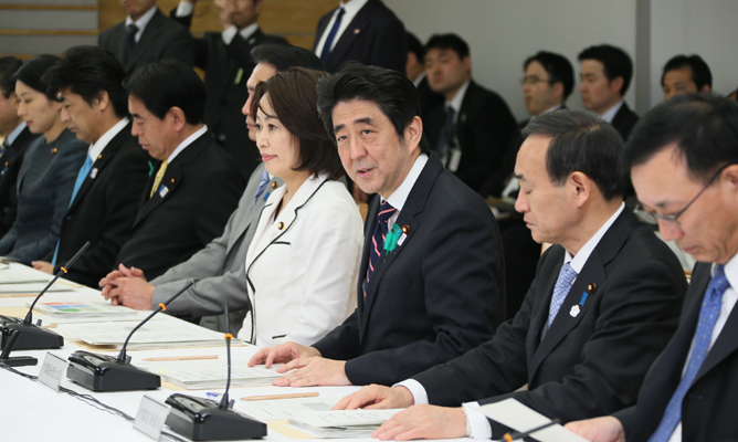 安倍总理在总理大臣官邸出席了2013年第一次（总计第42次）男女共同参与会议。