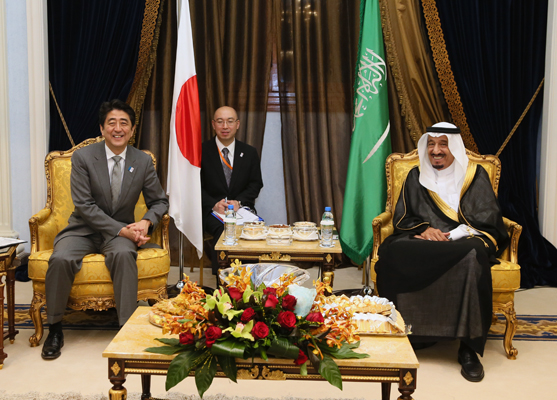 安倍总理访问了沙特阿拉伯王国。