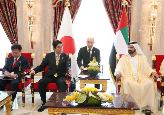 安倍总理访问了阿拉伯联合酋长国。