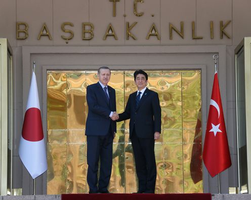 安倍总理访问了土耳其共和国。