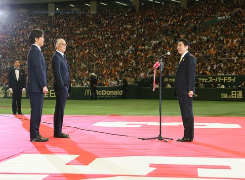 安倍总理在东京巨蛋为长岛茂雄先生及松井秀喜先生举行了国民荣誉奖表彰仪式。