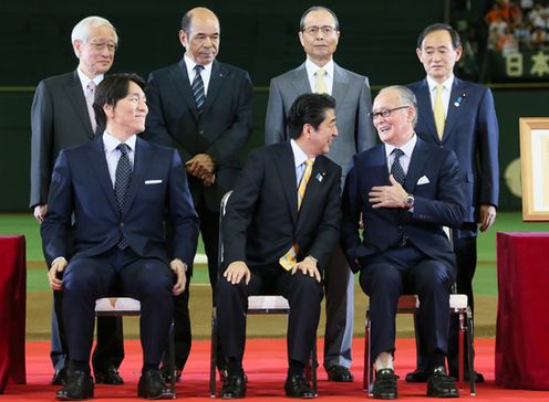 安倍总理在东京巨蛋为长岛茂雄先生及松井秀喜先生举行了国民荣誉奖表彰仪式。