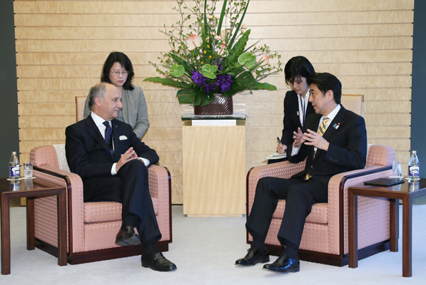 安倍总理在总理大臣官邸接受了法兰西共和国外交部长洛朗•法比尤斯的拜会。