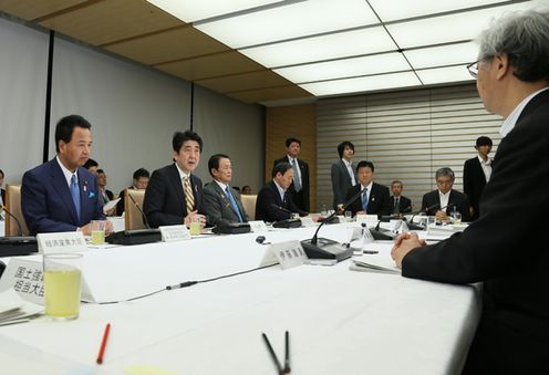 安倍总理在总理大臣官邸召开了第十次经济财政咨询会议。