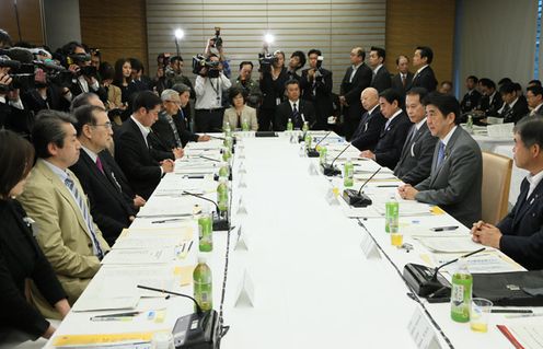 安倍总理在总理大臣官邸召开了第七次教育再生实行会议。