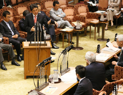 安倍总理出席了参议院预算委员会。