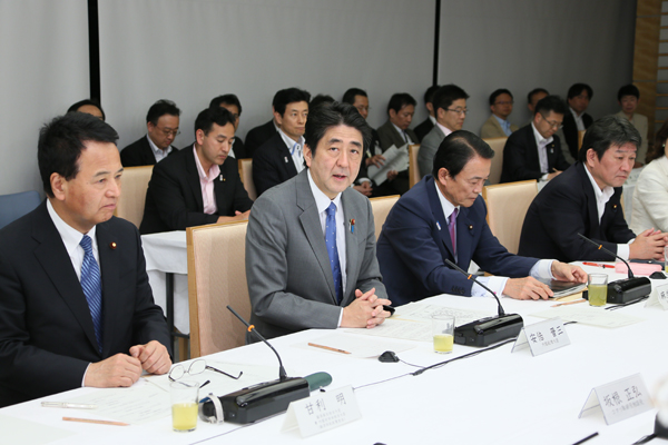 安倍总理在总理大臣官邸召开了第八次产业竞争力会议。