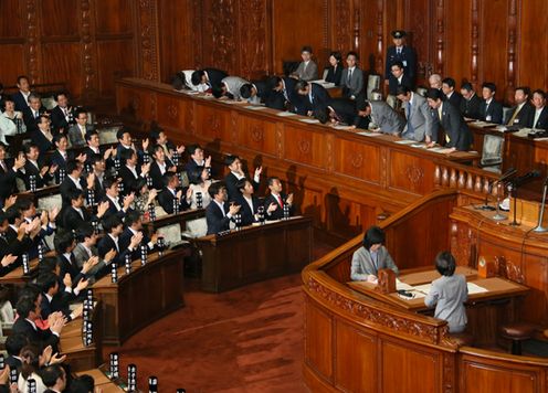 安倍总理出席了参议院预算委员会、参议院全体会议、众议院全体会议。
