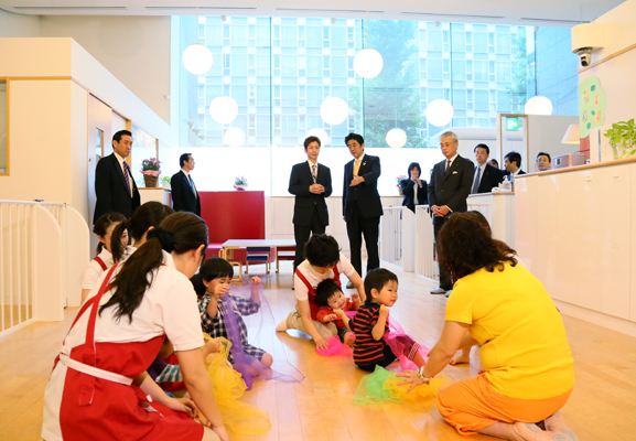 安倍总理视察了株式会社资生堂在公司内开设的托儿所“KANGAROOM汐留”。