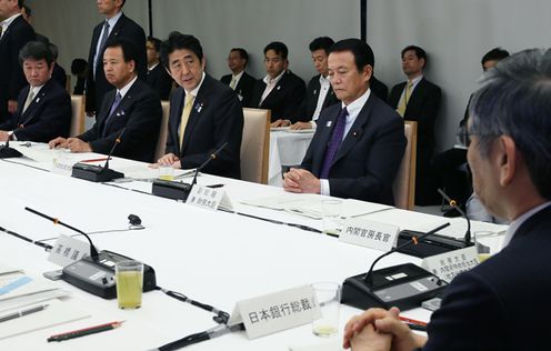 安倍总理在总理大臣官邸召开了第十一次经济财政咨询会议。