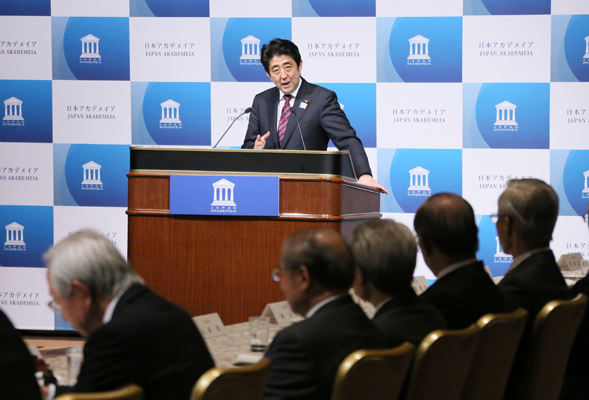 安倍总理出席了在东京都内举办的、由日本AKADEMEIA主办的“与安倍总理的交流会”，并进行了演讲。