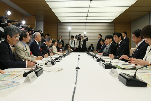 安倍总理在总理大臣官邸召开了2013年第五次(总计第111次)综合科学技术会议。