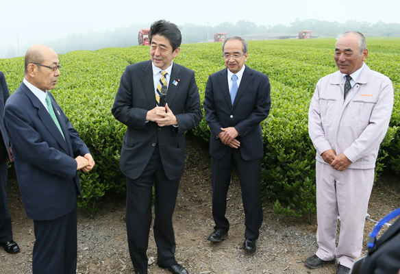 安倍总理为了视察农业、大学教育、观光等现场访问了大分县。