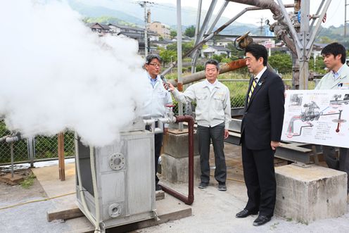 安倍总理为了视察农业、大学教育、观光等现场访问了大分县。