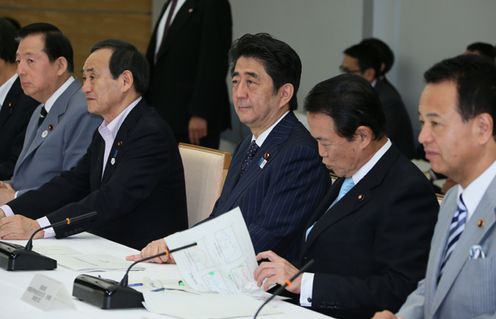 安倍总理在总理大臣官邸出席了有关每月例行经济报告等相关阁僚会议。