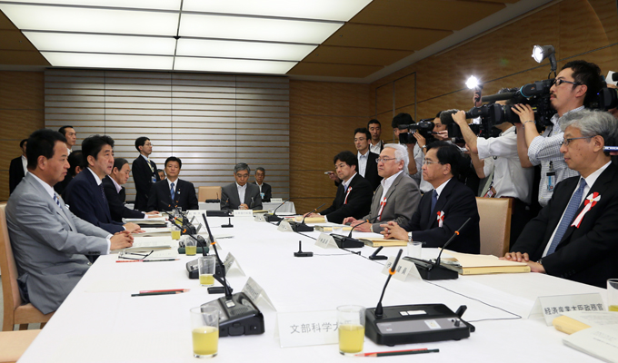 安倍总理在总理大臣官邸召开了第十二次经济财政咨询会议。