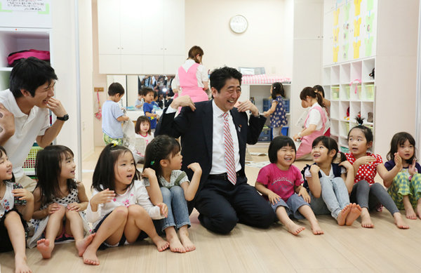 安倍总理视察了神奈川县横滨市的两所保育设施。
