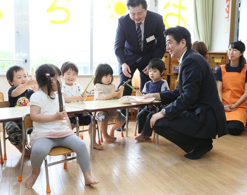 安倍总理视察了神奈川县横滨市的两所保育设施。