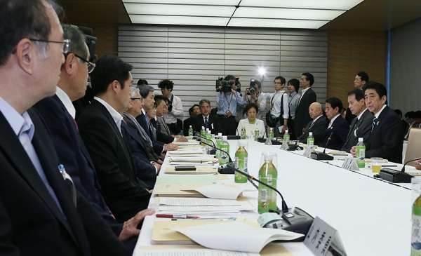 安倍总理在总理大臣官邸召开了第八次教育再生实行会议。