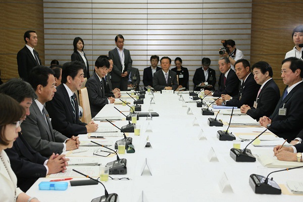 安倍总理在总理大臣官邸召开了第九次产业竞争力会议。