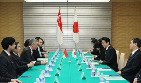 安倍总理在总理大臣官邸与新加坡共和国总理李显龙举行了会谈。