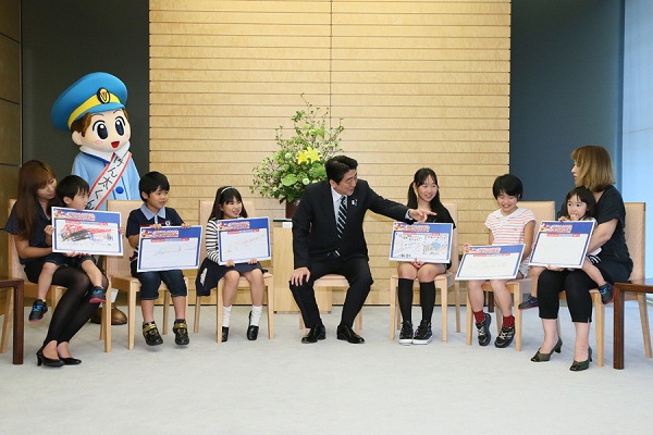 安倍总理在总理大臣官邸接受了对绘制孩子们想像中的未来新干线蓝图进行表彰的“未来的新干线竞赛”获奖者的拜访。